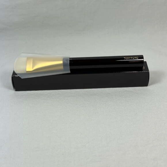 TOM FORD Shade and Illuminate Brush